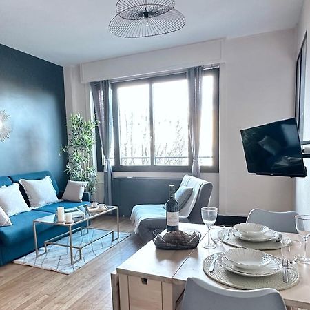 Stylish Apartment With A Balcony In パリ エクステリア 写真