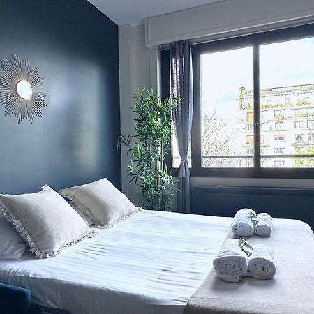 Stylish Apartment With A Balcony In パリ エクステリア 写真