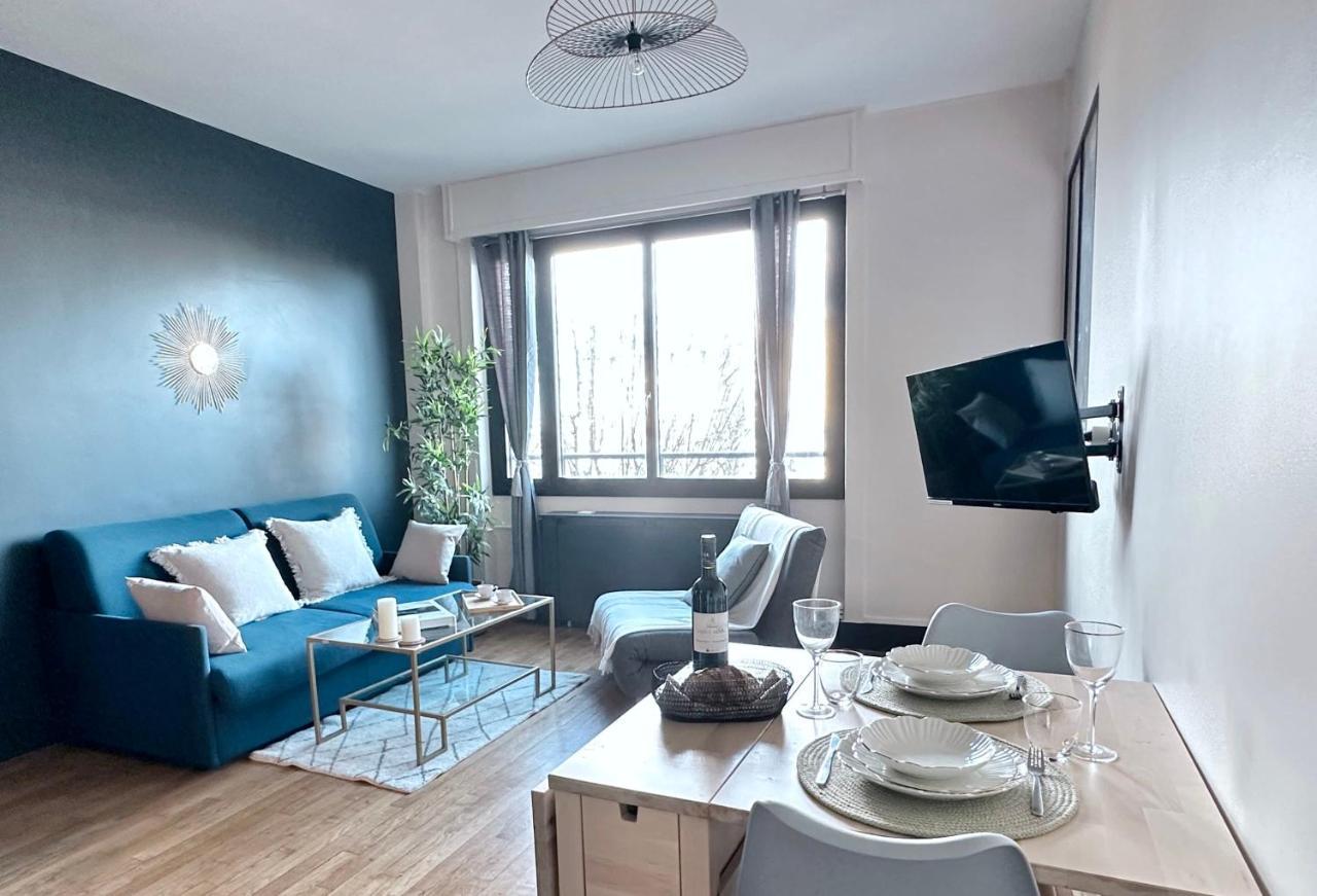 Stylish Apartment With A Balcony In パリ エクステリア 写真
