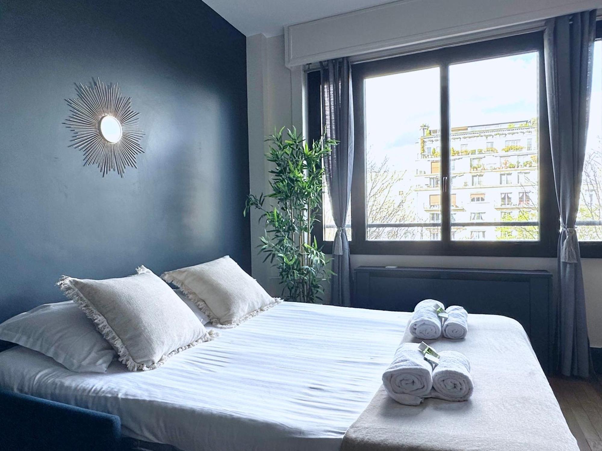 Stylish Apartment With A Balcony In パリ エクステリア 写真