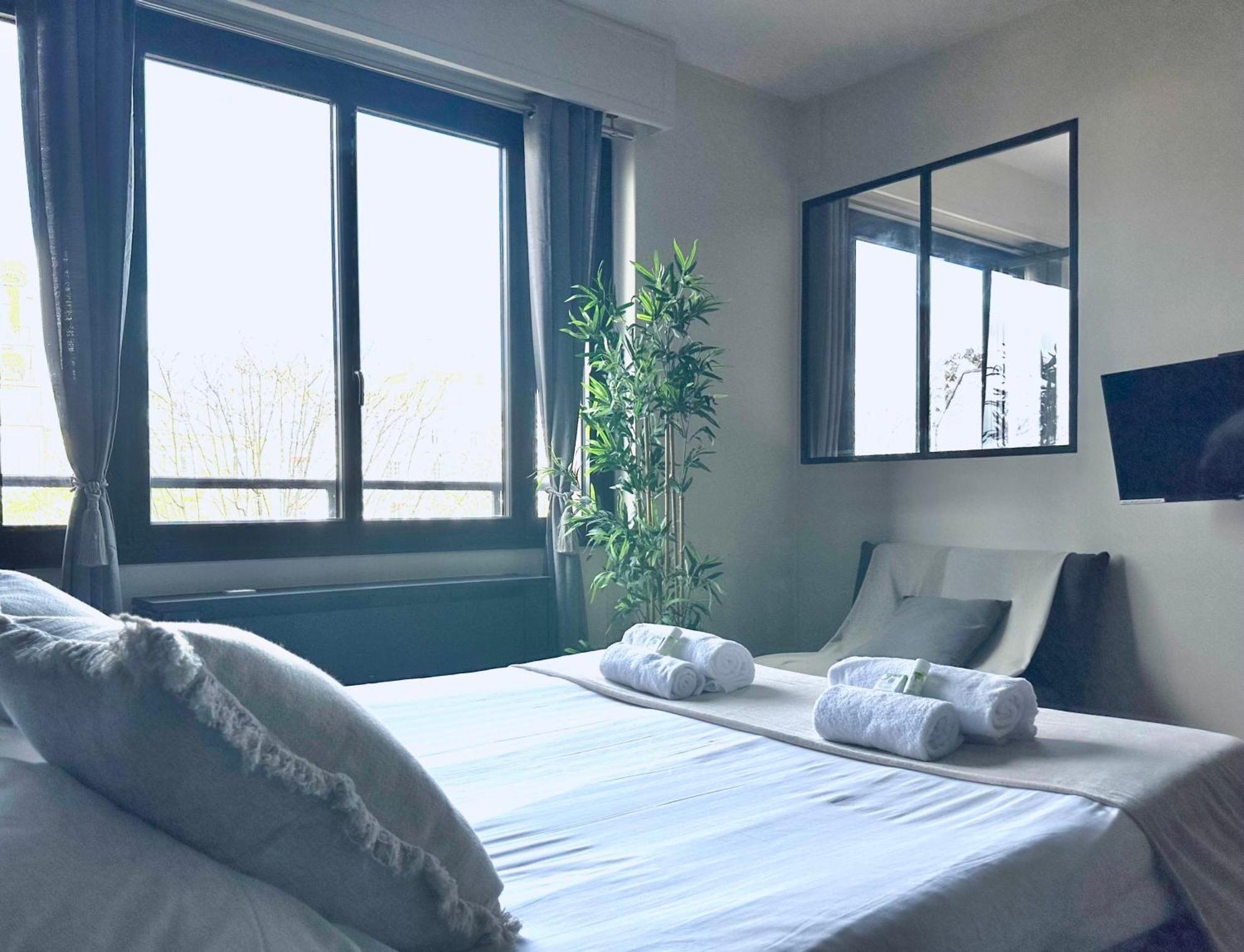 Stylish Apartment With A Balcony In パリ エクステリア 写真