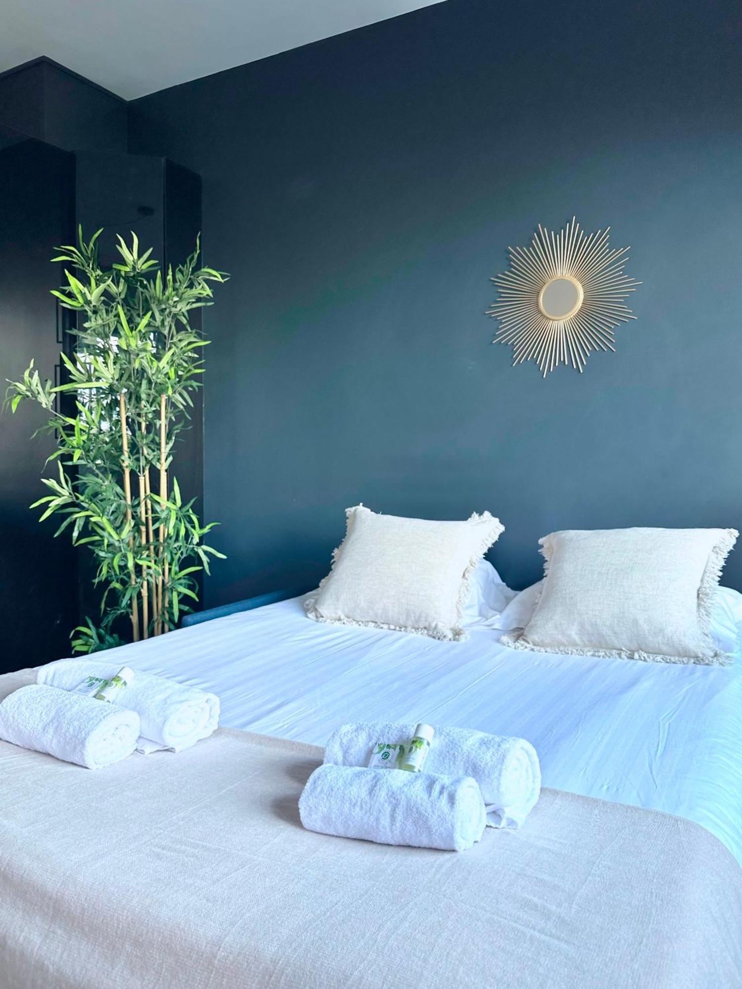 Stylish Apartment With A Balcony In パリ エクステリア 写真