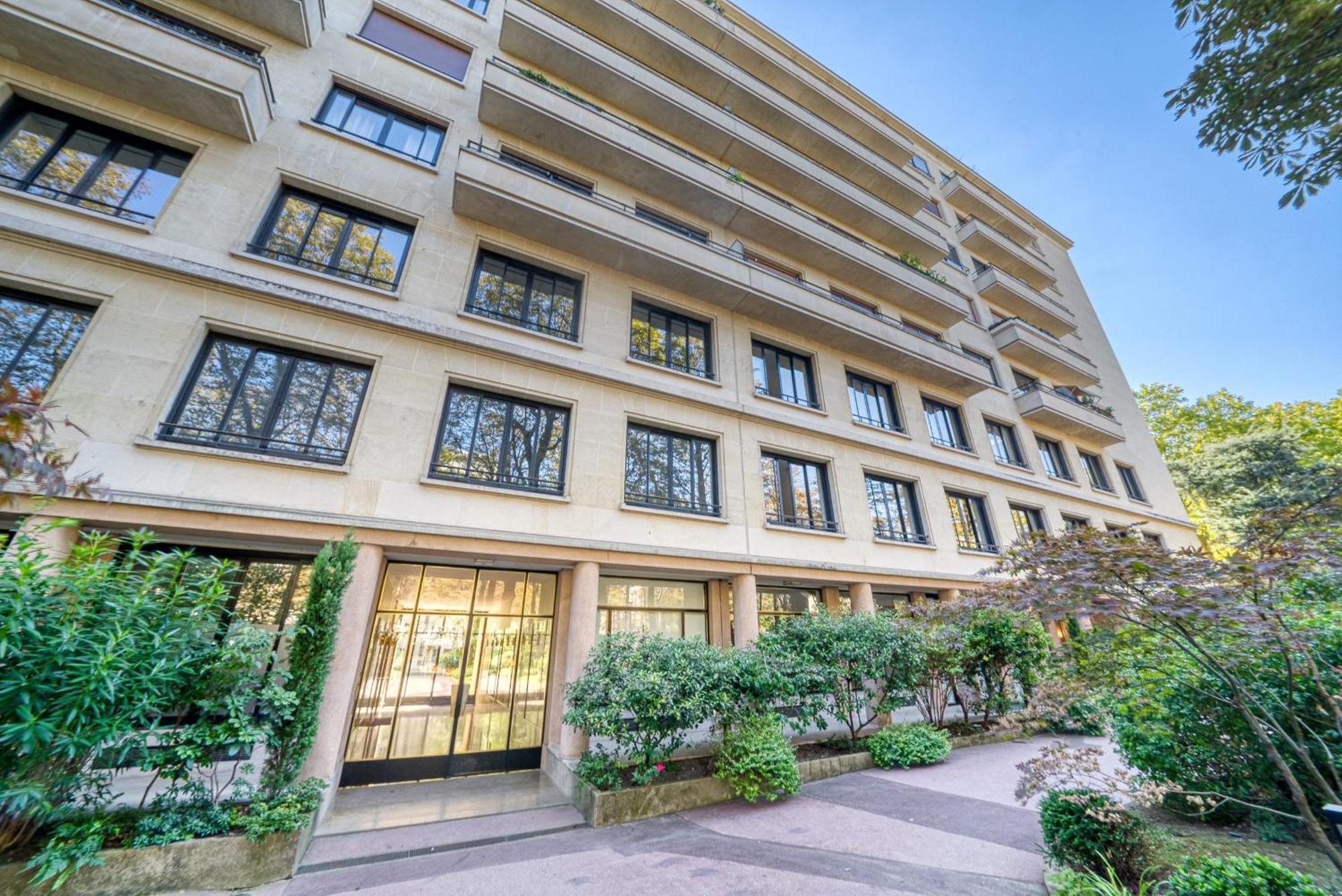 Stylish Apartment With A Balcony In パリ エクステリア 写真