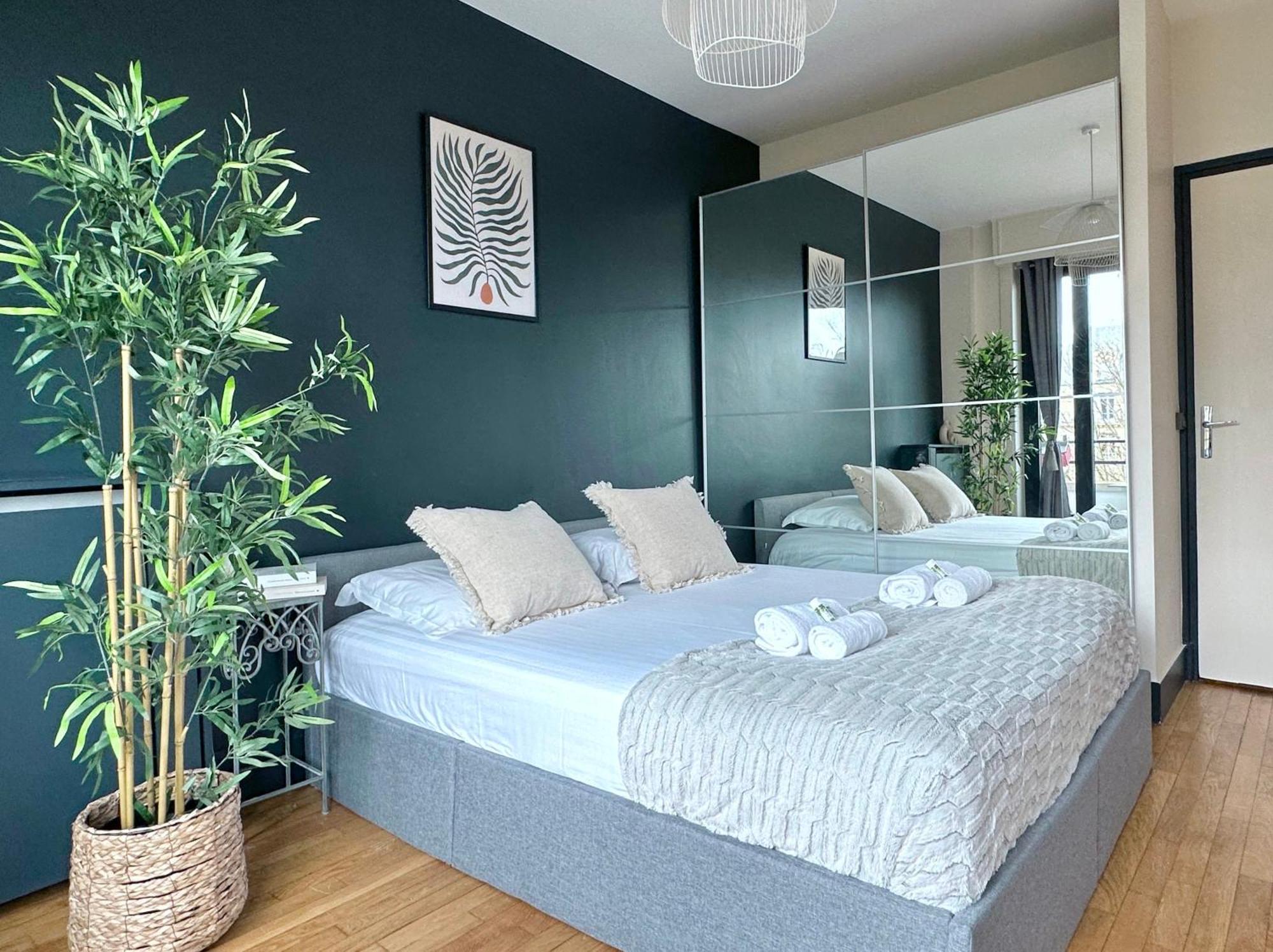 Stylish Apartment With A Balcony In パリ エクステリア 写真