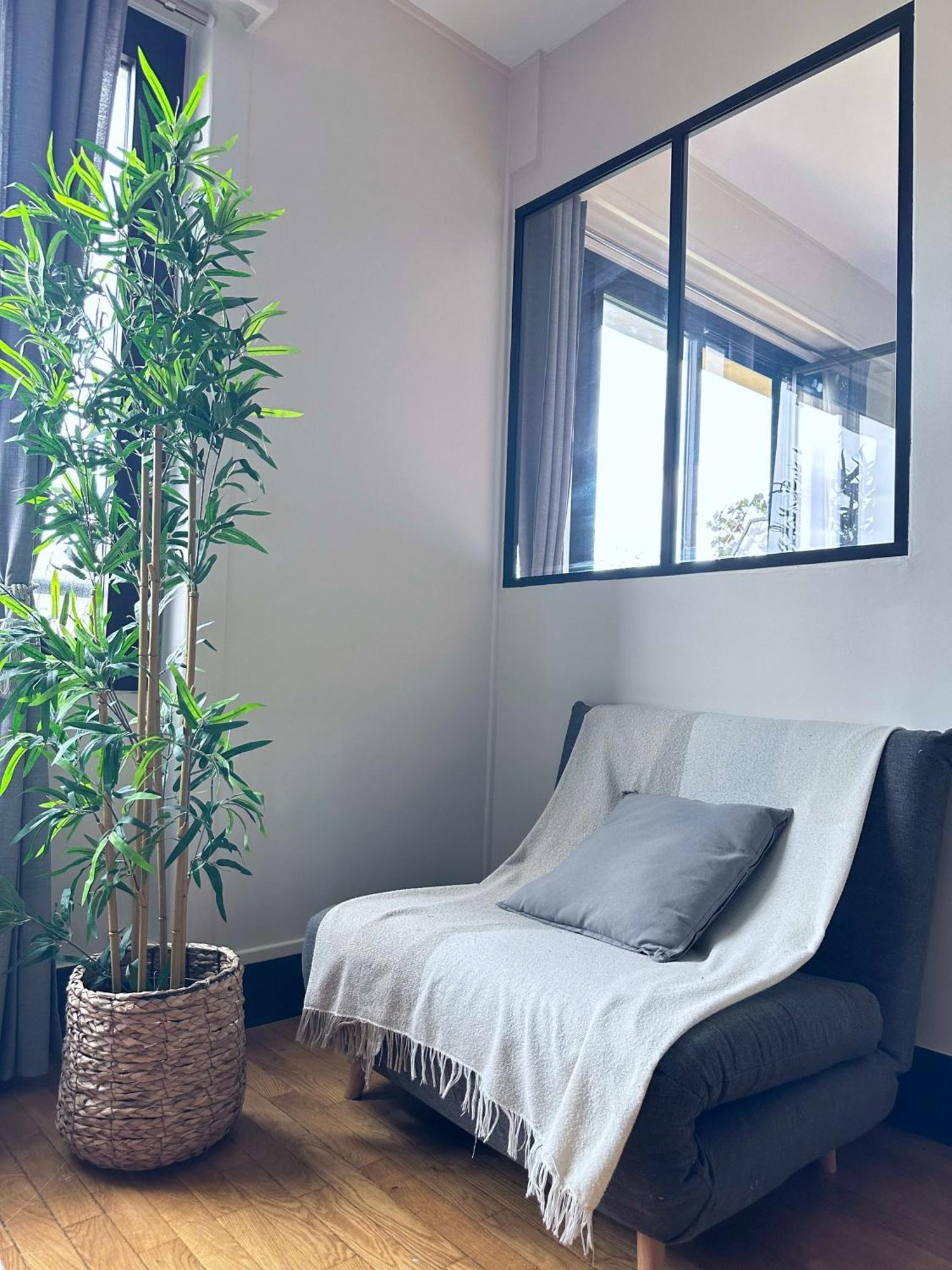 Stylish Apartment With A Balcony In パリ エクステリア 写真