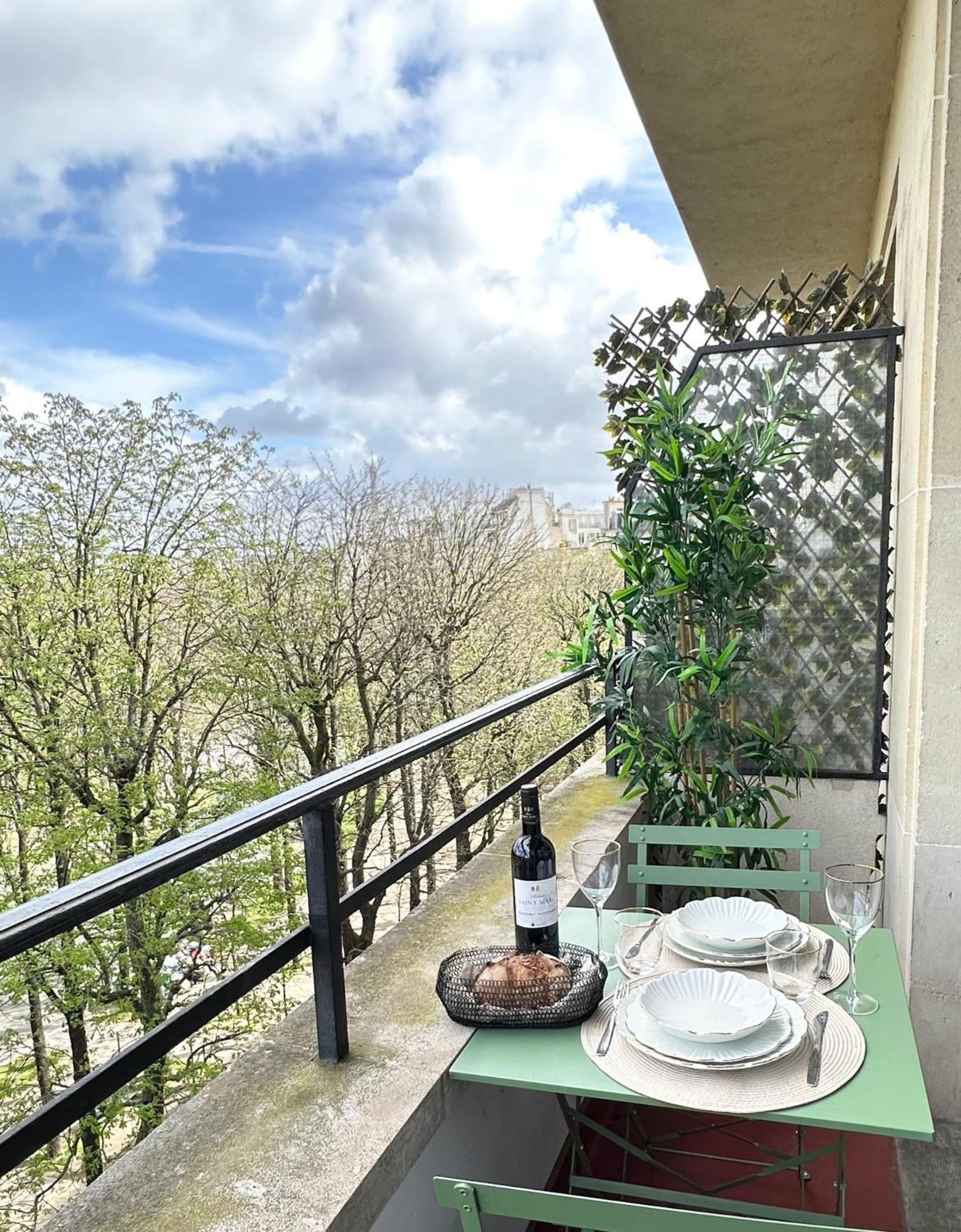 Stylish Apartment With A Balcony In パリ エクステリア 写真